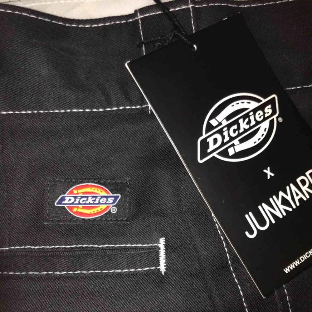 dickies x junkyard byxor. Använda 5ggr och helt nyskick. Finns inte heller kvar att köpa på någon hemsida därav att jag säljer dom för 600+frakt när dom kostade 550kr orginalpris. Storlek 30/30 men VÄLDIGT små i storlek så skulle verkligen säga w26-27. Jeans & Byxor.