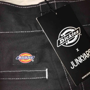 Dickies raka kostymbyxor  - dickies x junkyard byxor. Använda 5ggr och helt nyskick. Finns inte heller kvar att köpa på någon hemsida därav att jag säljer dom för 600+frakt när dom kostade 550kr orginalpris. Storlek 30/30 men VÄLDIGT små i storlek så skulle verkligen säga w26-27