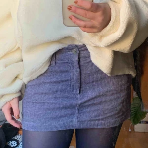  - Jättesnygg manchesterkjol från weekday!! Ser superkort ut men den är liksom låg i midjan, den slutar där en vanlig minikjol slutar. Däremot om du är längre än 165 är den nog för kort. 