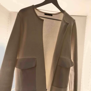  - Perfekt kort vårjacka/kappa. Använd fåtal gånger. Storlek S/M. Behövs jackan fraktas kan jag gå med på att dela på frakten! :)