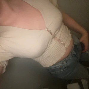 Väldigt fin blus - En jättefin blus från monki. Väldigt sällan använd. Köpte den i somras gör 300 kr och säljer nu för 100 kr ink frakt