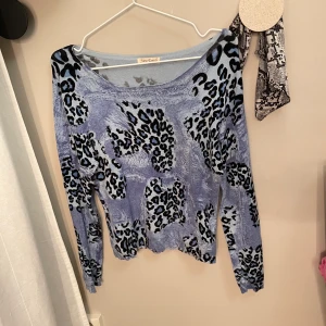 Tröja  - Ljusblå tröja som jag har köpt second hand. Bra skick. 