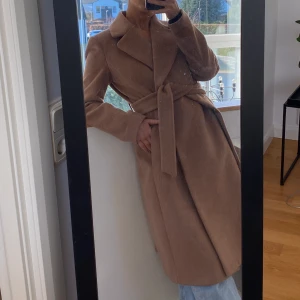 Stilren kappa - En stilren kappa som består av 41% ull. Mycket sparsamt använd under en säsong. Nypris:1000kr, säljer för 350-400kr. Frakt tillkommer