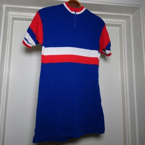 Kort klänning - Så fin kort mods-klänning/lång tröja! Toppskick. Mjukt skönt material. Kort dragkedja fram och fickor bak (andra bilden). Storleken bedömmer jag till M.✌️🌼