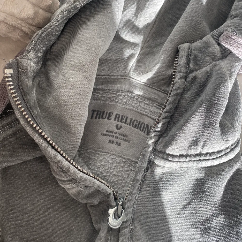 ❗️HÖGSTA BUD 360kr❗️Intressekoll på min ascoola zip up hoodie från true religion. Den har tyvärr aldrig kommit till användning så skicket är verkligen 10/10🤎 den är köpt i Tyskland och är SJÄLVKLART äkta! BUDA I KOMENTARERNA!. Hoodies.
