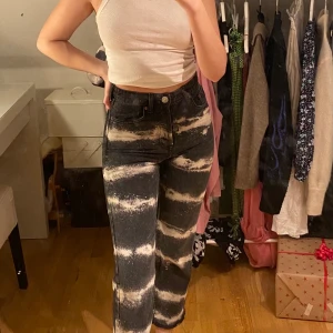 Blekta zara jeans - Säljer dessa zara jeans som jag blekt själv! De är raka nertill och en lite kortare modell. Storlek 34! Säljer jeansen då de är för små för mig, så därav är de också mycket sparsamt använda.
