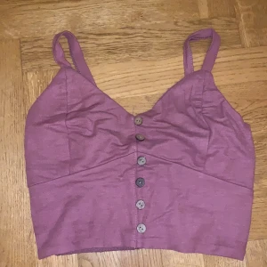 rosa linne - superfint rosa linne köpt utomlands för ett par år sen, använt ett eller två gånger, säljer då det inte riktigt passar mig🥰  står ingen storlek men skulle säga att det är en xs, frakt tillkommer🥰