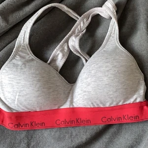 BH - Säljer denna Calvin Klein topp eftersom jag köpte den i en för liten storlek tyvärr,nypris 500kr men säljer för 100kr plus frakt 