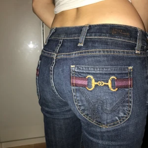 Lågmidjade jeans! - Så fina lågmidjade citizens of humanity jeans som inte längre får användning av mig😿 Så kattig passform och coola fickor! Klassiskt y2k märke