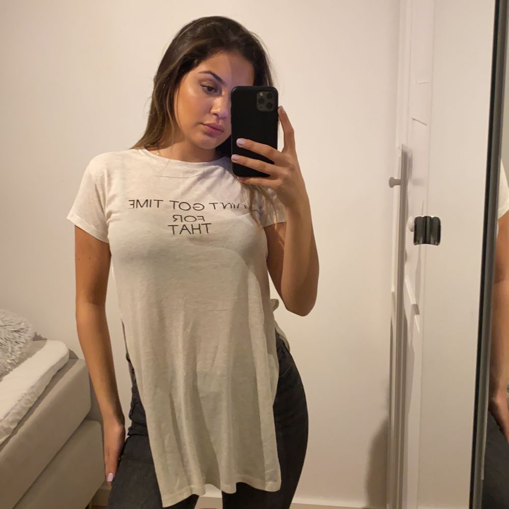 Lång T-shirt med slits. Kan användas som croptop, jätte fin skick. T-shirts.