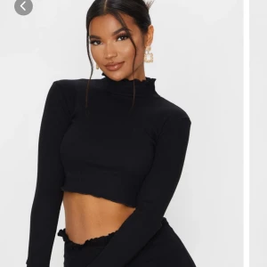 🖤🖤 - En Crop top från Prettylittlething, med volang ärmar. Är tyvärr för liten för mig:(  har inte använt den nånting. Lappen sitter fortfarande kvar