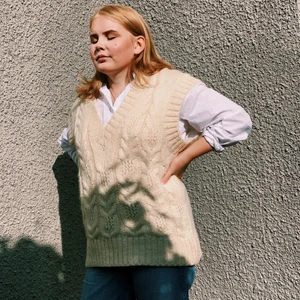 HM Stickad väst  - Superfin och trendig stickad väst, krämfärgad och oversized. Strl L. Endast använd en gång