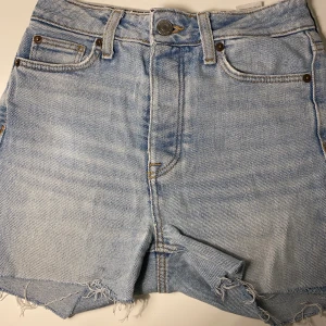 Shorts gjorda av mom jeans från Cubus💗 - Jag har själv klippt dessa shorts från ett par jeans från Cubus. Mycket använda men i förvånandsvärt bra skick. Endast några små fläckar på ena bakfickan som kanske kan gå bort! 