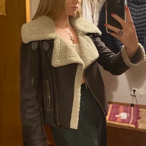 Jacka strl S - Jättefin jacka som jag köpte second hand!! Men den har tyvärr blivit lite för liten. Skriv om du vill ha fler bilder så kan jag skicka det :)