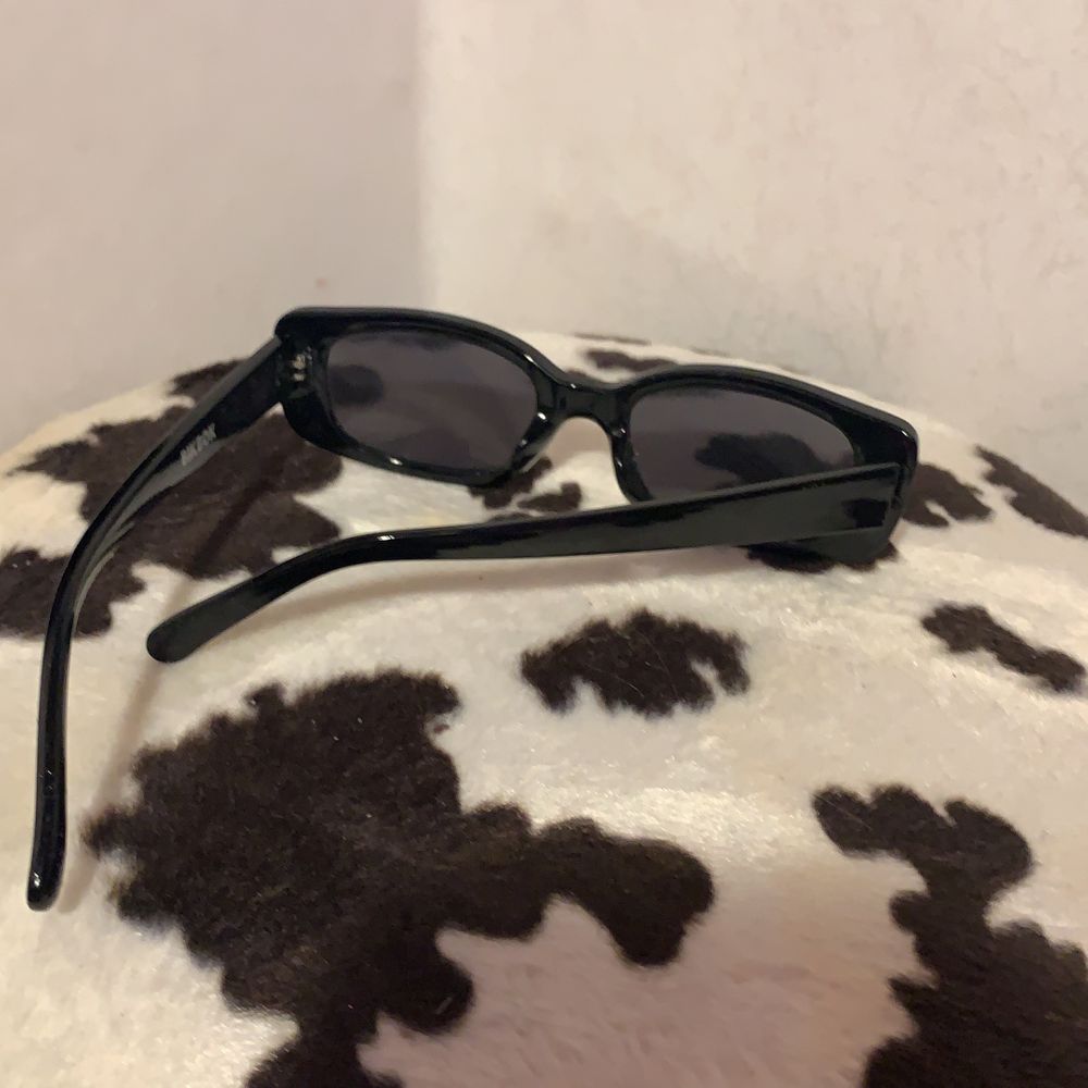 fyrkantiga solglasögon från bikbok | Plick Second Hand