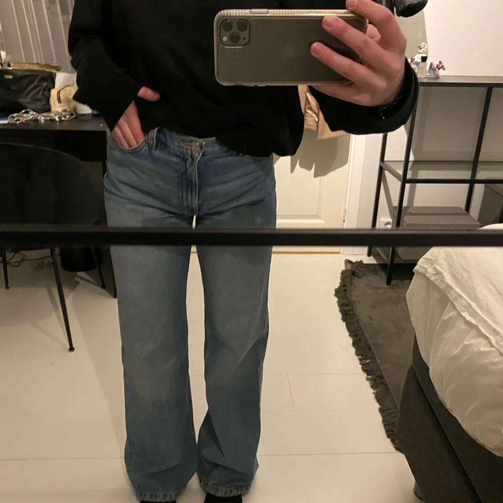 Säljer mina populära monki jeans. Använda ett fåtal gånger men ser nya ut. Världens skönaste och snyggaste modell enligt mig (har alla färger)  Orginalpris för 499:). Jeans & Byxor.