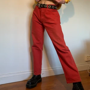 Röda raka 90s vintage Levi’s 501 midraised midwaisted jeans  - Röda raka 90s vintage midwaisted Levi’s jeans i den ikoniska modellen 501 🧶 Jag skulle rekommendera antingen en gul eller vit (ljusa färger) topp och ett par mörka skor för att skapa en harmonisk färgpalett! Byxorna är märkta som W 33, L36 och har har följande mått: midjemått: 84 cm, byxlängd: 98 cm, innerbenslängd: 72 cm