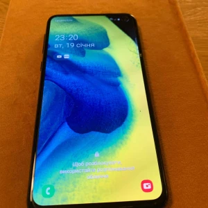 Samsung s10e 128 gb - Samsung Galaxy s10e 128gb Liten spricka på skärmen,men mobilen fungerar  som den ska.