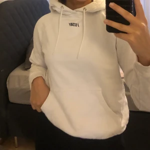 I stay - Perfekta vita hoodien från I stay. Lagom varm, perfekt att ha under en väst. Kommer inte till användning längre.💕