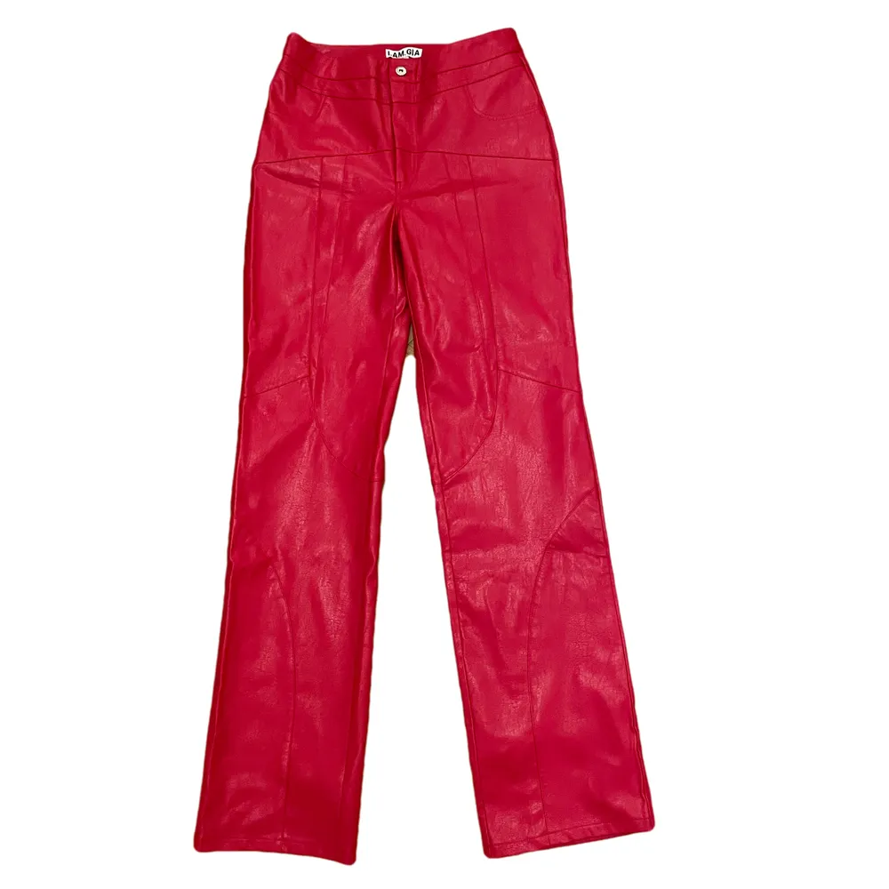 LEATHER TROUSERS IN RED. SIZE LARGE. NEVER WORN WITH TAG. GOOD QUALITY. SELLING BECAUSE THEY ARE TOO BIG ON ME. . Jeans & Byxor.