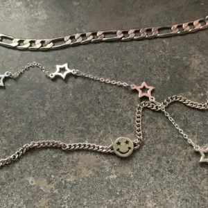 Silverarmband  - Säljer dessa sjukt snygga och trendiga armbanden! De är i 925 stearling silver och är justerbara🖤 Kolla in @ninetwofive.uf för mer bilder!