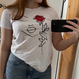 Jättefin T-shirt - Superfin och stilren tisha med snyggt tryck från Newyorker. Väldigt fint skick!