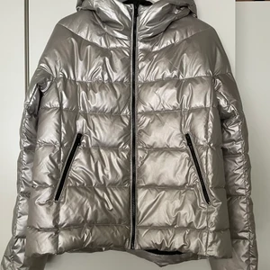 Reflexjacka - Jättesnygg och cool reflexjacka! Passar storlek S/M och 36/38/40. Väldigt lite använd och i jättebra skick! Buda privat!