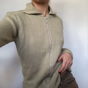 Kofta - Trendig beige kofta! Passar till allt tack vare den neutrala färgen. Ej sticksig! Skriv privat vid intresse. Köpare står för frakt  