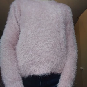 Väldigt mjuk tjocktröja! - Jag säljer denna tröja för att jag själv nästan inte använder längre. Den är as mjuk och passar även mig som är M. Storlek S är den. Den är använd men det syns inte på plagget. Köparen står för frakten.❤️