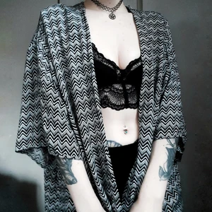 Svartvit mönstrad kofta 🖤 - Svartvit kofta med zigzag mönster 🖤 Så himla skön och nice! Det svart zigzag mönstret är dessutom så neutralt att det passar till alla möjliga outfits 🥰 Storlek S men passar större storlekar eftersom denna typen av koftor är så himla oversized 🦋 70kr