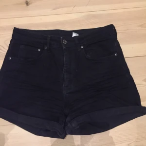 Shorts - Från h&m. De är använda några gånger men är fortfarande fina och i gott skick!:) Frakt tillkommer
