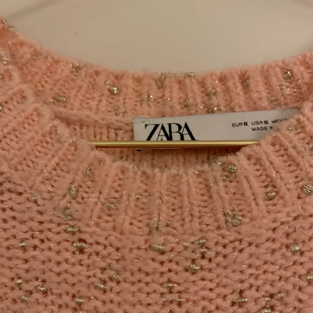 En superfin ljusrosa stickad tröja från Zara med guldglittriga prickar! 💛💖 Den har trekvarts-balongärmar och är supermysig och mjuk, sticks inte alls enligt mig :) 💕💞. Stickat.
