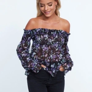 Off sholuder mesh top XS  - 40 kr + köparen står för frakten! 😊 En jättefin off shoulder top från ginatricot i XS, toppen är lite genomskliding vilket gör att man ser mönstret ännu tydligare, prislappen sitter fortfarande kvar och är aldrig använd då storleken inte passar mig! Superfin passar till både vardags och fest! :)