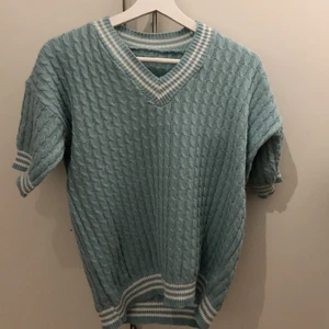 Tröja  - En stickad tröja storlek xs-s 60kr