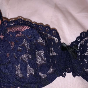 Bh - En bh som jag har gjort till en bralette, den är marinblå🫐 köparen står för frakt🫐