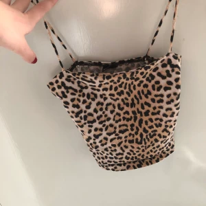 Gina linne - alla vet nog hur de sitter och ser ut. välldigt fint skick. sorlek xs. 