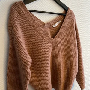 Stickad tröja från NA-KD - Jättefin stickad tröja från NA-KD🥰 V-ringad både fram och i ryggen🤎 Snygg, smutsrosa färg🥰 Använd ett fåtal gånger