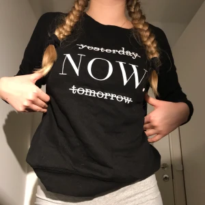 Amisu tröja S - Tröjan passar till allting i princip, även med en blus under. Har inte riktigt använt den alls kanske 5 gånger totalt