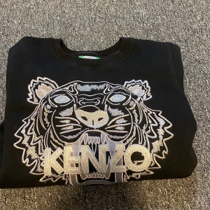 Kenzo tröja XS  - Bra skick! Passar inte mig därav säljer jag den!