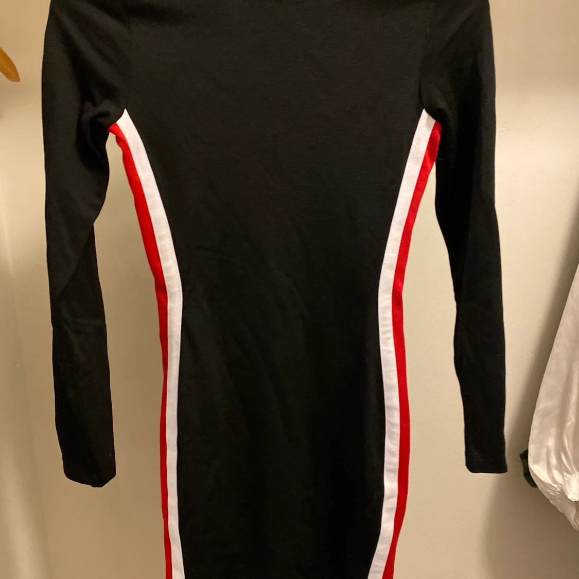 Svart tajt klänning