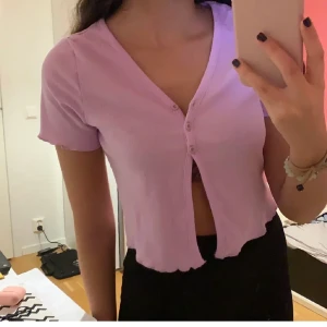 Kofta med knappar - Jättesöt ljus lila topp med knappar. Aldrig använd och säljer för den inte kommer till användning. Frakt tillkommer 💞