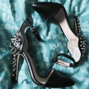  - Helt oanvända från Nelly, guldiga och silvriga nitar!