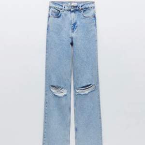 Säljer dessa populära zara jeans i strl 36.💗 . Skriv privat för mer frågor och bilder, frakt tillkommer på 66kr💗