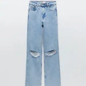 Säljer dessa populära zara jeans i strl 36.💗 . Skriv privat för mer frågor och bilder, frakt tillkommer på 66kr💗