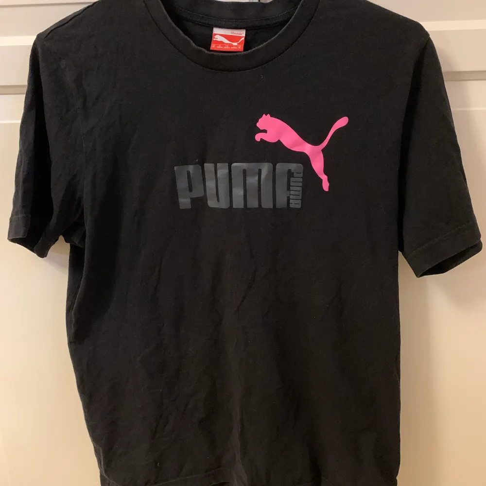 Superfin Puma t-shirt i storlek M!! Inga sprickor i trycket och är förövrigt i bra kvalité☺️ dessutom väldigt skönt och mjukt material. 100kr + 66kr frakt🤩. T-shirts.