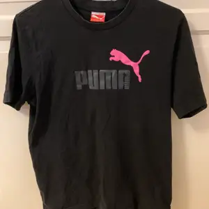 Superfin Puma t-shirt i storlek M!! Inga sprickor i trycket och är förövrigt i bra kvalité☺️ dessutom väldigt skönt och mjukt material. 100kr + 66kr frakt🤩