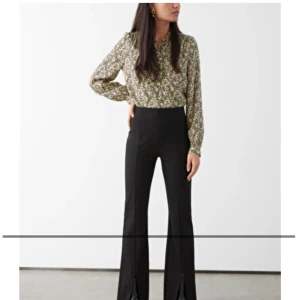 Kostymbyxor  - Kostymbyxor som sitter perfekt👌🏼👌🏼 lägger sig på skorna och sitter bra där bak🤩 de är tyvärr för små för mig så säljer därför! Köpte för 600kr men säljer för 200kr så sjukt bra pris dessutom GRATIS frakt