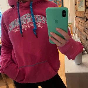 Peak performance hoodie - Härlig hoodie från peak performance! Det är en M men den är ganska liten i storleken, passar perfekt för en som har S eller Xs och inte vill ha den jättetajt. Tror dessa brukar ligga runt 700 kr ny <3