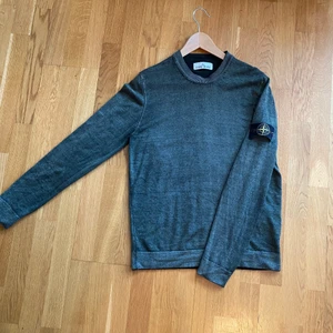 Stone island 100% ull  - Jättefin stone island tröja i jättefin skick. Inga fläckar eller hål. 100% ull och 100% äkta. Köptes för 2100 kr på nitty gritty för några år sen. Den är som sagt i väldigt fint skick och är i pricip som ny. Storlek M. Passar 170-185 cm 