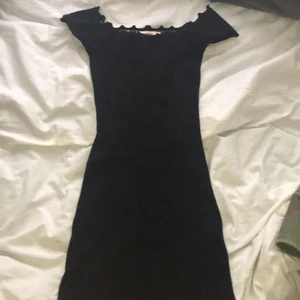 Klänning pull and bear str. S - Tajt klänning off shoulder